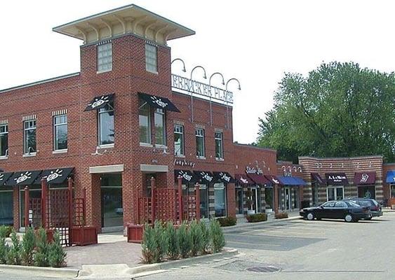 Bluphies restaurant and other shops at Knickerbocker Place