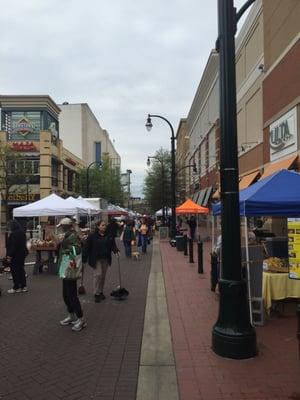 The 9am crowd at the start of this mornings market...