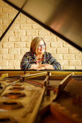 Deborah CONQUEST at grand piano