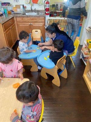 New kids!! We are reading to teach !! Niños nuevos listos para enseñarles con ellos.