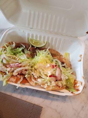 Tostadas para acompañar el pozole. Corn soup sides, fried tortilla with beans, lettuce and horseradish toppings