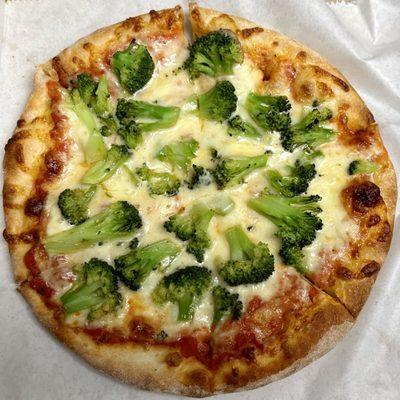 Small pizza with broccoli