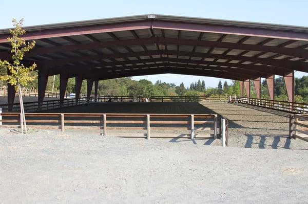 Covered arena with new sand and felt footing, rides perfectly for all disciplines!