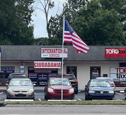 Find us easily with our beautiful American flag waving out front | Encuéntrenos fácilmente con nuestra hermosa bandera americana