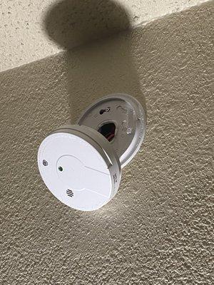 detached and inoperable smoke detector