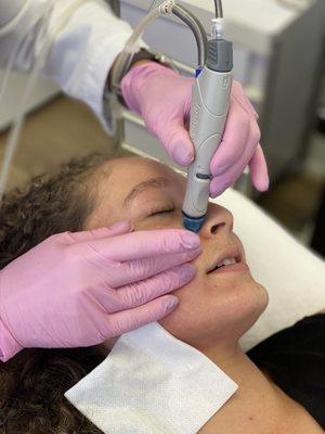 Patient receiving the Hydrafacial