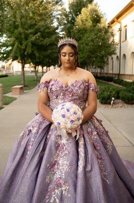 Quinceañera de vestido morado