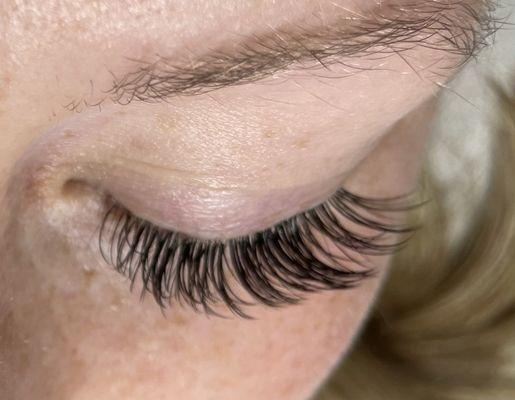 Natural Classic lashes with a medium length and a cat eye