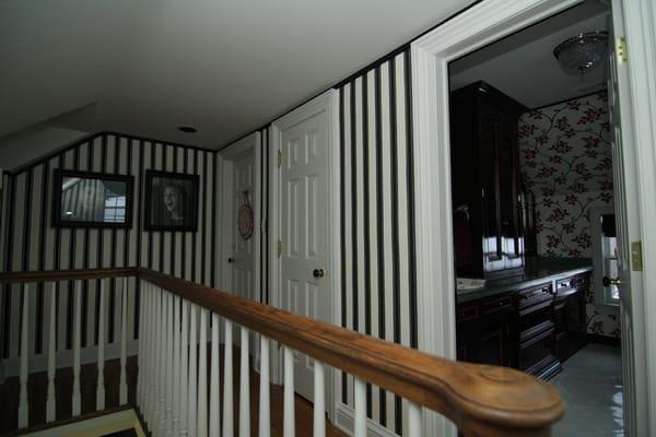 Striped wall paper with black plaster crown