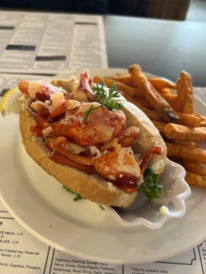 Lighter Lobster Roll IG: @a_cuteangleeats