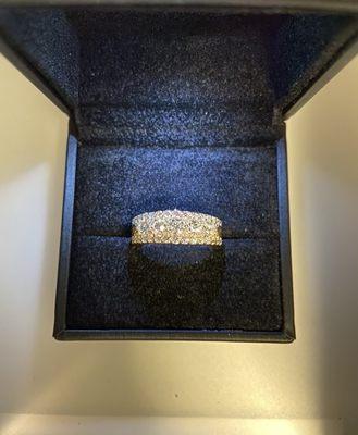 I was looking for a diamond band with different size diamonds in it and Michael was the perfect person for this job!