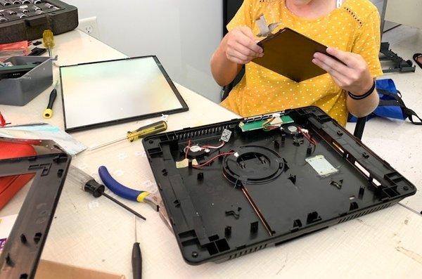 Disassembly club - taking apart a digital picture frame