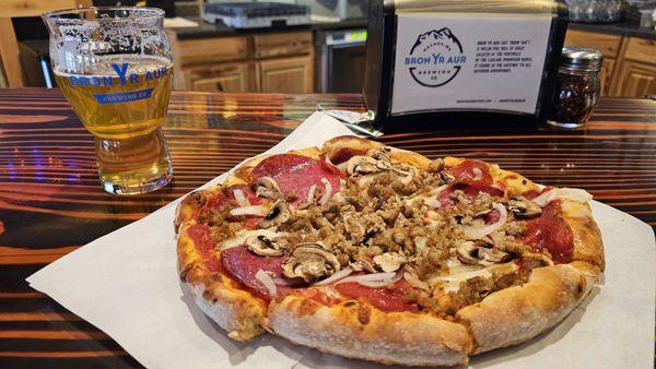 The Itaian pizza paired with their Tie-It-On blonde ale.