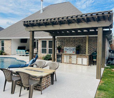 Outdoor kitchen and pergola.