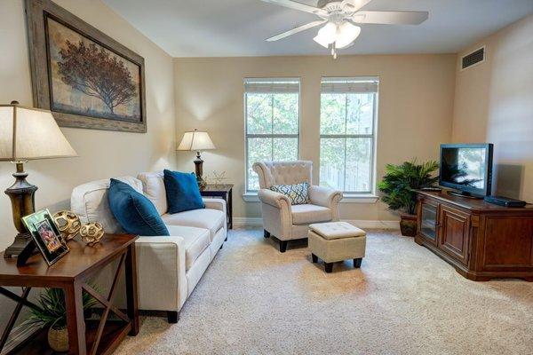 Town Village Crossing | Independent Living | Arlington, TX | living room