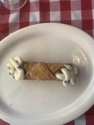 Large cannoli w/o chocolate sauce