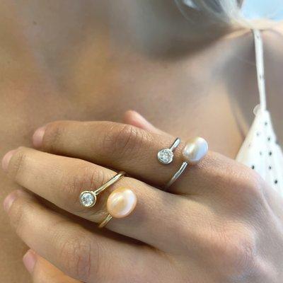 Bypass rings with freshwater pearl & bezel set diamond - Available in yellow & white gold.
jupiterjewelryinc.com