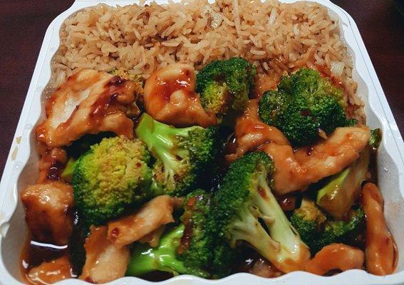 Good chicken with broccoli! Comes with egg roll or can soda! Very good!