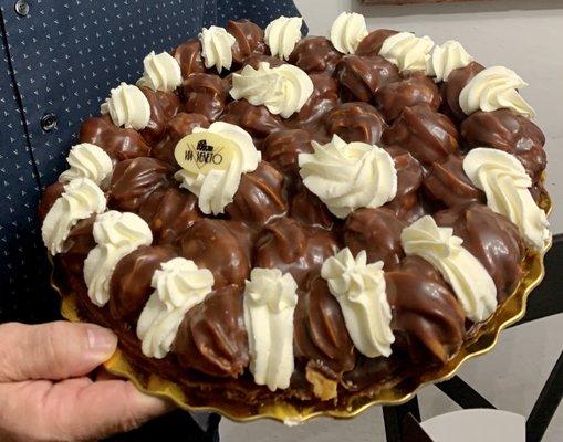 Profiteroles Cake