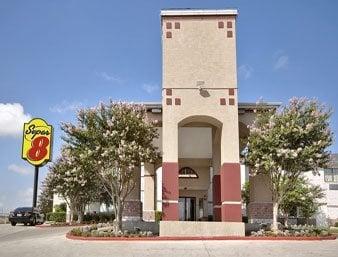 Front of San Antonio Airport Super 8