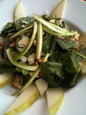 SPINACI: pear and walnut salad