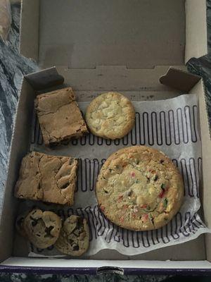 Here's a photo of the 4 x 4 order that I paid $30 for,  that I received on my first and clearly last time ever visiting, insomnia, cookies!