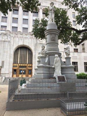 Daughters of the Confederacy received order to remove the Confederate monument from outside the Caddo Courthouse by November