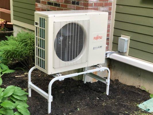 Outdoor Heat Pump Fujitsu Condenser install by Modern Energy.