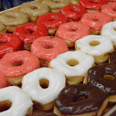 5 everyday kinds of icing: maple, cherry, strawberry, white, and chocolate