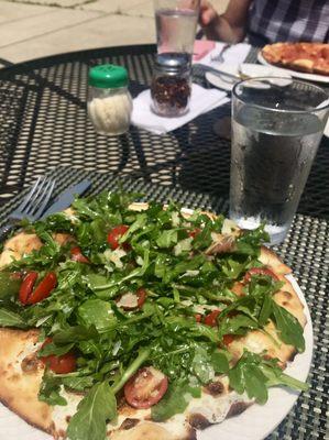 Prosciutto and arugula pizza