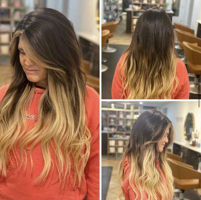 oh heeeeeey
22" hand-tied extensions to create a blonde balayage. Hair by Chelsea