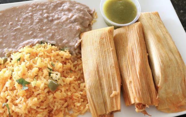 Tamales de puerco con arroz y frijoles