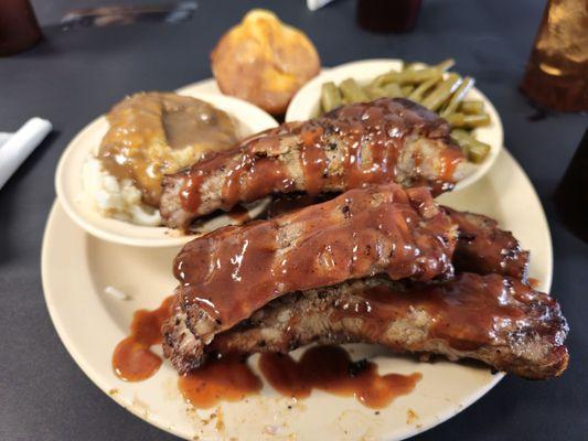 Ribs, mashed potatoes, green beans and corn bread.