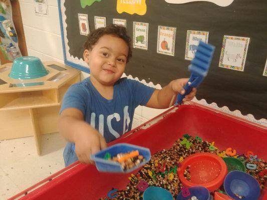 Fun in the sensory bin ! 2019