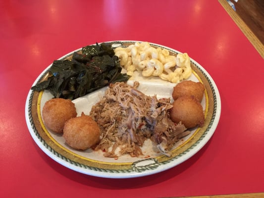 BBQ small plate with pulled pork, Mac n' cheese and collards ... yummy!