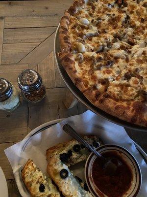 roasted garlic w/ Italian sausage and a side of pesto cheese bread.