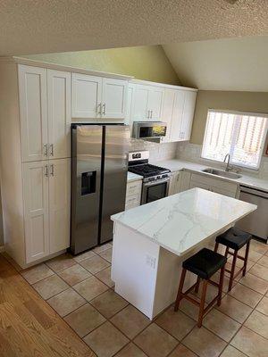 Kitchen cabinets and quartz countertops