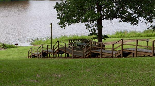 The mid-deck between the clubhouse and the pier.