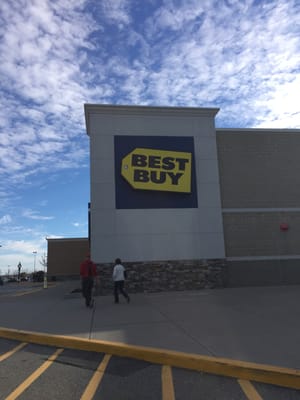 Millbury Best Buy -- Shoppes @ Blackstone Valley : 70 Worcester Providence Turnpike / Route 146, Millbury                  Side Exterior