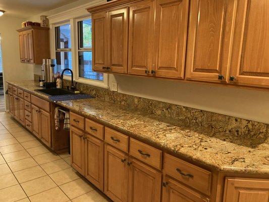 The Kitchen at our sober living in Los Angeles has beautiful granite countertops and is equipped with all the essentials.