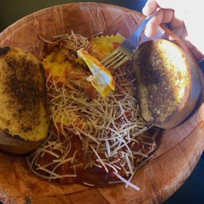 cheese ravioli entree with red sauce & garlic bread