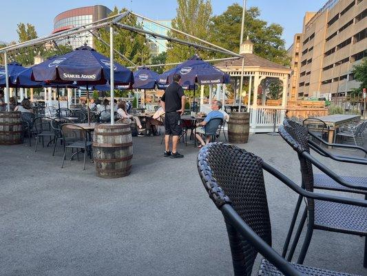 nice outside patio, complete with bar !