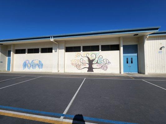 Braly Elementary School - art on wall outside classroom building