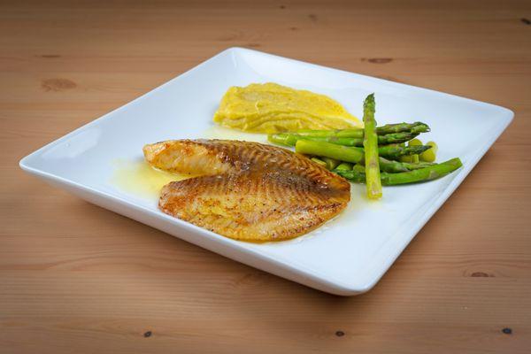 Tilapia Fillet with plantain puré and asparagus