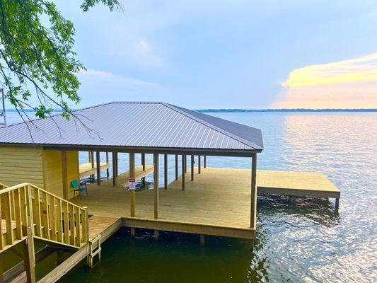 The Lake Escape Luxury Lakefront  3 bdrm. cabin with private Dock & Hot Tub. The perfect weekend getaway!