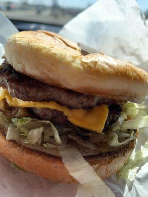 Cheeseburger with lettuce and tomato