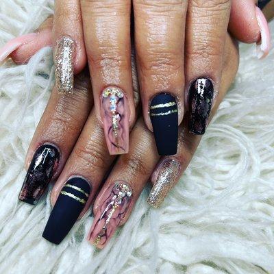 Black, marble and foil nail