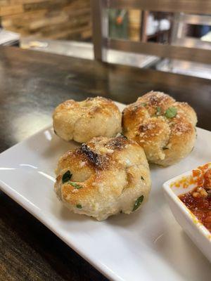 Garlic knots - look at that crust!