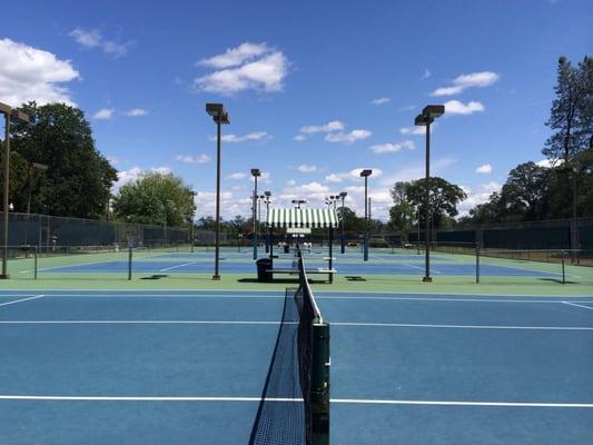 7 outdoor tennis courts