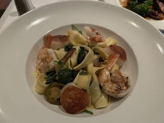 Coquille st. Jacques et gambas (scallops and shrimp pasta)